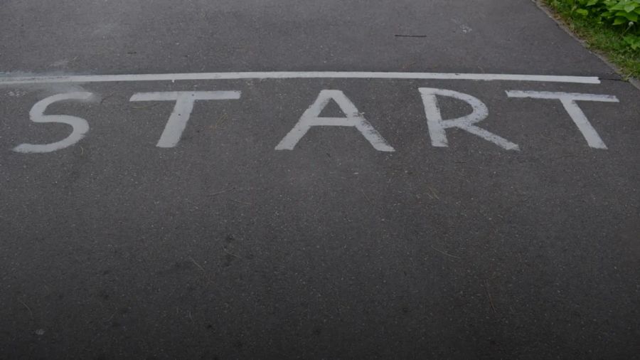 a street sign that says start on it